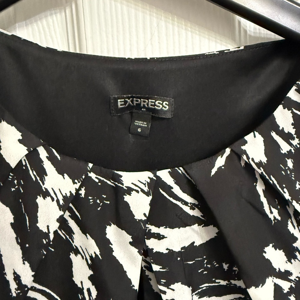 Express Black White Abstract Pleated Fit Flare Dress Small size 6 - Picture 2 of 5